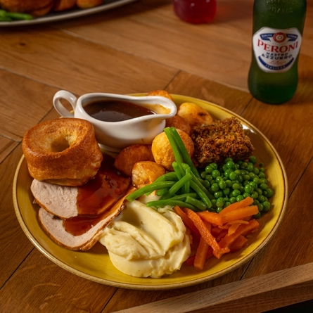 An image of a Sunday Roast and various drinks within the interior restaurant and seating area at a Hungry Horse venue.