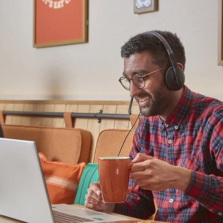DB_FHK_People_Lifestyle_Cafe-Laptop_2024_002.jpg