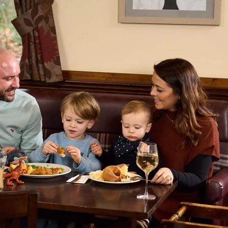 5790_DB_FHI_Holly-Tree-Farm_Nottingham_People_Lifestyle_Family-Meal_2023_088.jpg