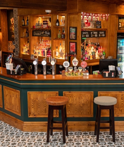 6352 Lord Ted (Newark) - PC - INTERIOR BAR 005.jpg