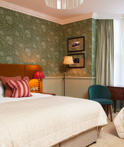 Hotel room with double bed and dressing table 