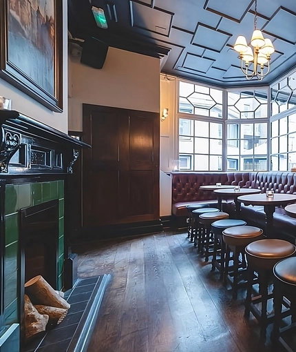 Metro - Golden Fleece (London) - The seating area of The Golden Fleece