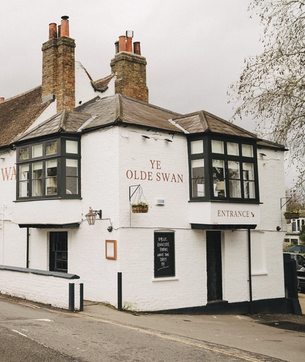 The exterior facade and signage of Ye Olde Swan in Thames Ditton.