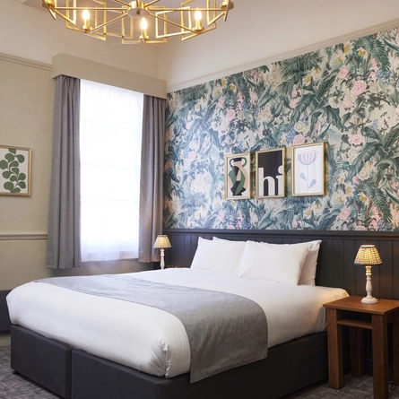 A hotel room in the White Hart.