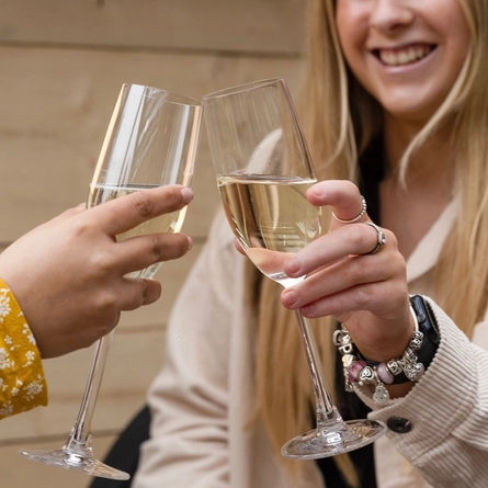 GK_P&K_Product_Lifestyle_Bubbles-Cheers_2023_003.jpg