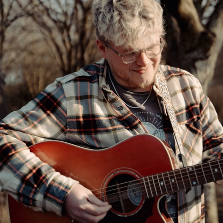 An image to advertise a What's On event featuring Tom Martin at The Foundry Bell.