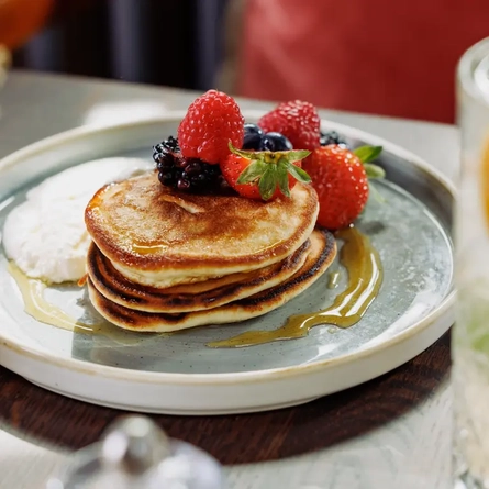 Pancakes, maple syrup, berries & crème fraîche