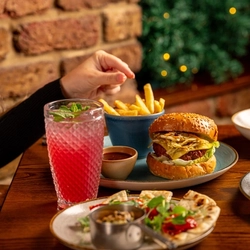 Christmas_GK_UC_Product_Lifestyle_Beyond-Meat&Sprout-Pesto-Burger_2024_002.JPG