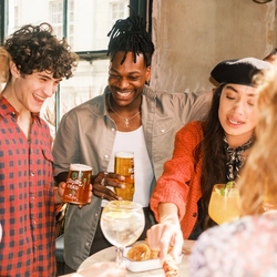 B&B_Greene-King_Level-Head_4.0_On-Trade_Pint_Lifestyle-Friends_2022_2.jpg