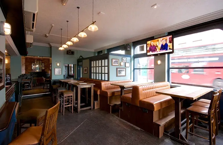 Metro - Worlds End (Finsbury Park) - The dining area of The World's End