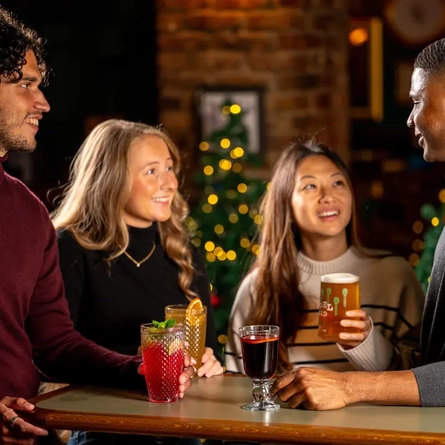 Christmas_GK_UC_People_Lifestyle_Friends&Drinks_2024_009.JPG