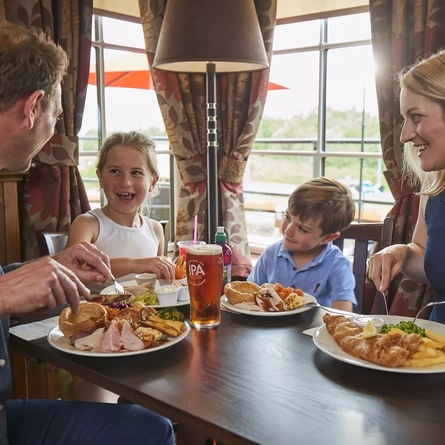 DB_FHI_People_Lifestyle_Carvery-Family-Meal_2022.jpg