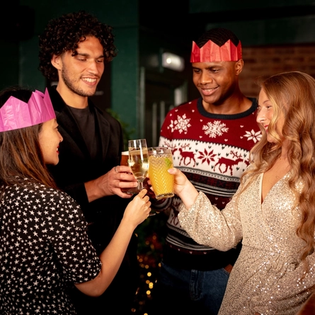 Christmas_GK_UC_People_Lifestyle_Friends-Cheers_2024_001.JPG