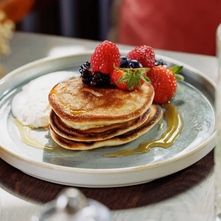 Pancakes, maple syrup, berries & crème fraîche (v)