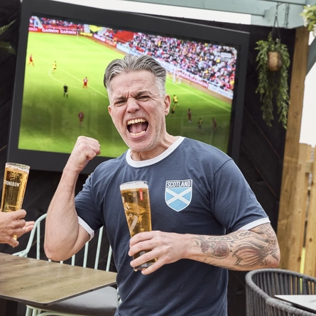 Sports_GK_People_Lifestyle_Summer-Drinks-Beer-Garden_2024_007.jpg