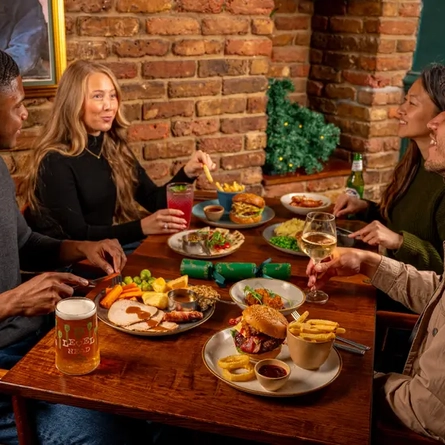 Christmas_GK_UC_People_Lifestyle_Meal-With-Friends_2024_015.JPG