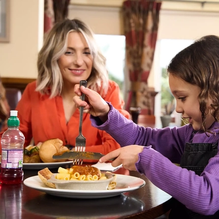 5790_DB_FHI_Holly-Tree-Farm_Nottingham_People_Lifestyle_Family-Meal_2023_078.jpg