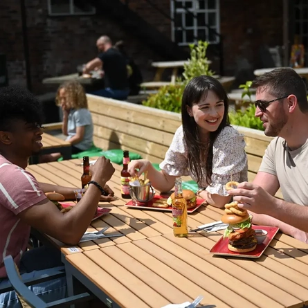 6104_White-Barn_Cuddington_People_Lifestyle_Beer-Garden-Dining_2022_018.jpg