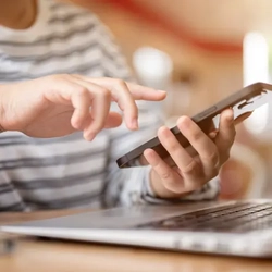 DB_FHK_People_Lifestyle_Hands-Using-Phone_2024.jpeg