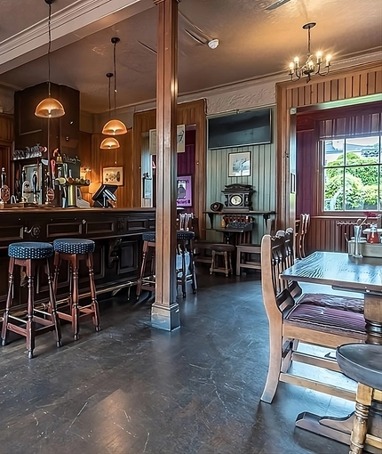 Metro - Warwick Castle (Maida Vale) - The bar area of The Warwick Castle