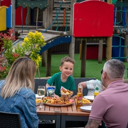 DB_HH_People_Lifestyle_Outside-Family-Meal_Social_2023.jpg