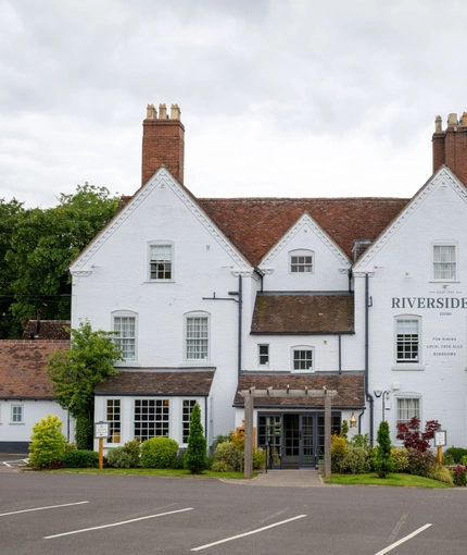 The outside of the Riverside Inn.