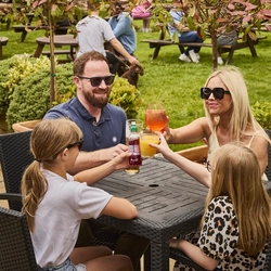 GK_People_Lifestyle_Family-Summer-Drinks_2024_035.jpg