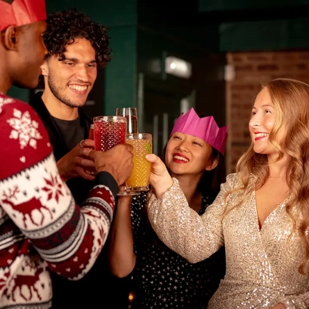 Christmas_GK_UC_People_Lifestyle_Friends-Cheers_2024_002.JPG