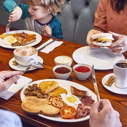 6276_GK_P&C_Ashby-Lodge_Scunthorpe_Advertising_Family-Breakfast_2023_002.jpg