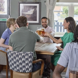 GK_People_Lifestyle_Summer-Drinks-With-Friends_2024_004.jpg