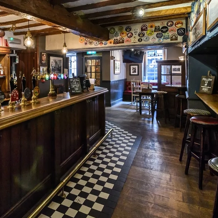 The interior of the Saracen's Head (Bath)