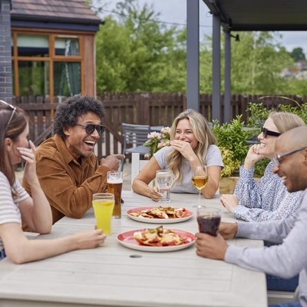 DB_HH_People-Lifestyle_Friends-In-Beer-Garden_2024_006.tif