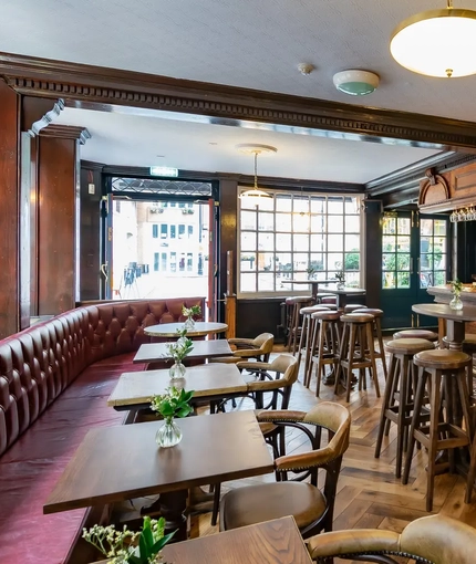 Metro - Chesterfield Arms (Mayfair) - Bar and seating area