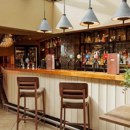 6178_P&V_Crafted_The-Four-Oaks_Sutton-Coldfield_Venue_Interior_The_Bar_2023_001.jpg