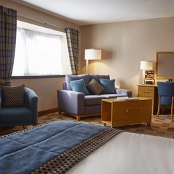 Superior double room with sofa and desk