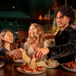Christmas_GK_UC_People_Lifestyle_Drinks&Sides-With-Friends_006.JPG