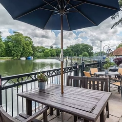 Metro - Swan (Pangbourne) - The beer garden of The Swan