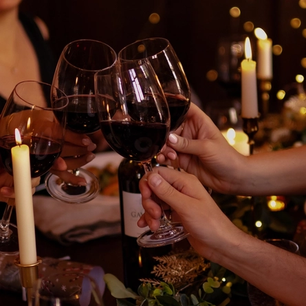 Christmas_P&V_MPCo_Product-Lifestyle_Red-Wine-Cheers_2024_003.jpg