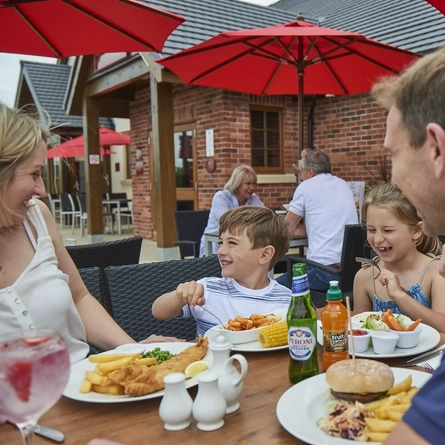 DB_FHI_People_Lifestyle_Outdoor-Dining_2022.jpg