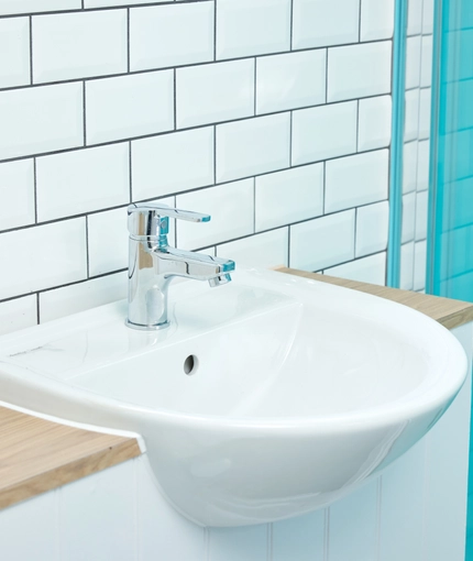 The bathroom in a hotel room of The Narborough Arms.