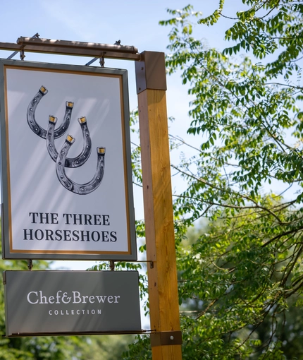 The sign for the Three Horse Shoes.