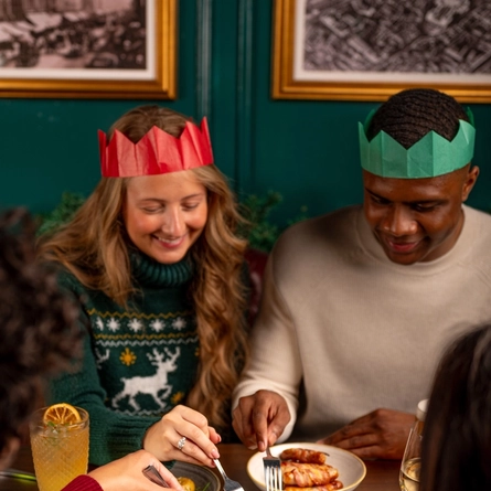 Christmas_GK_UC_People_Lifestyle_Sharing-Food-With-Friends_2024_002.JPG