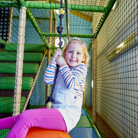 DB_WW_People_Lifestle_Girl-Rope-Swing_2024_002.jpeg
