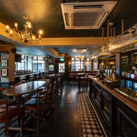 7188_GK_UC_FriendAtHand_Bloomsbury_Pub_2023_3.jpg