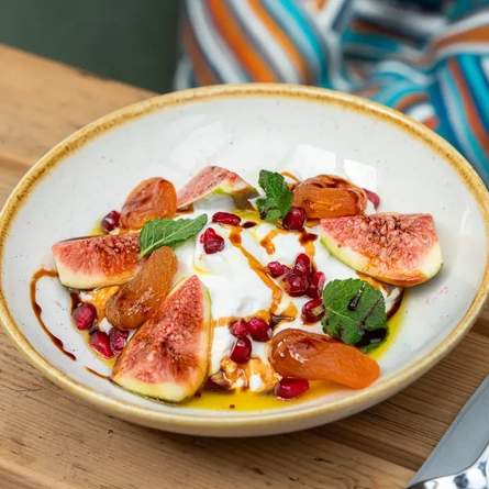 Yoghurt and fruit in a bowl