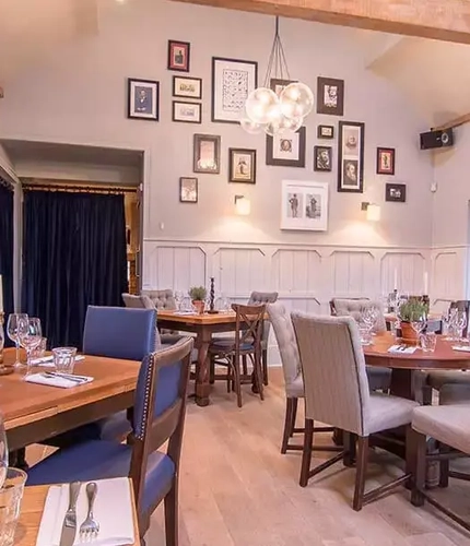 Metro - Black Swan (Ockham) - Pub Interior