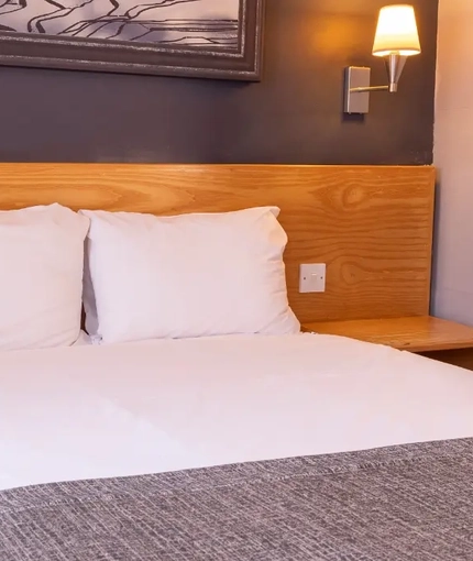 The interior hotel double bed bedroom at the Brentwood.