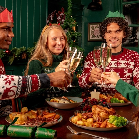 Christmas_GK_UC_People_Lifestyle_Meal-With-Friends-Cheers_2024_002.JPG