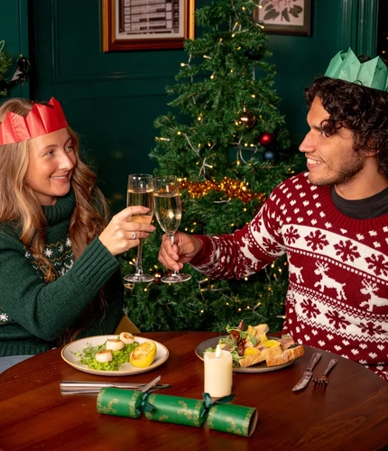 Christmas_GK_UC_People_Lifestyle_Meal-With-Friends-Cheers_2024_005.JPG