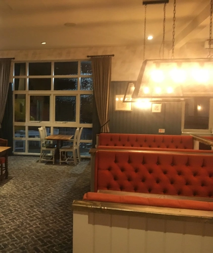 6594 Riverside Inn (Dundee) - PG - INTERIOR SEATING AREA 007.jpg